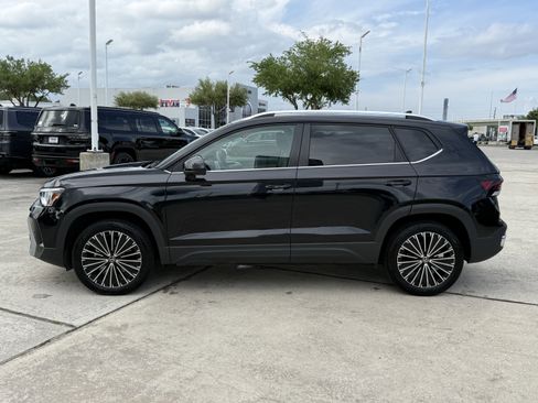 Used 2025 Volkswagen Taos SE FWD image 10