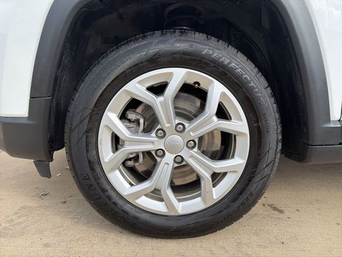 Used 2024 Jeep Compass Latitude image 10