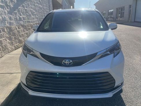 Used 2022 Toyota Sienna Platinum FWD image 2