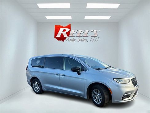 Used 2024 Chrysler Pacifica Touring-L FWD image 4