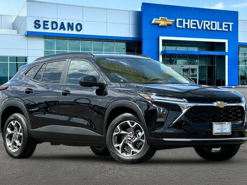 New 2026 Chevrolet Trax LT FWD image 2