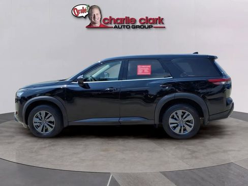 Used 2024 Nissan Pathfinder S FWD image 2