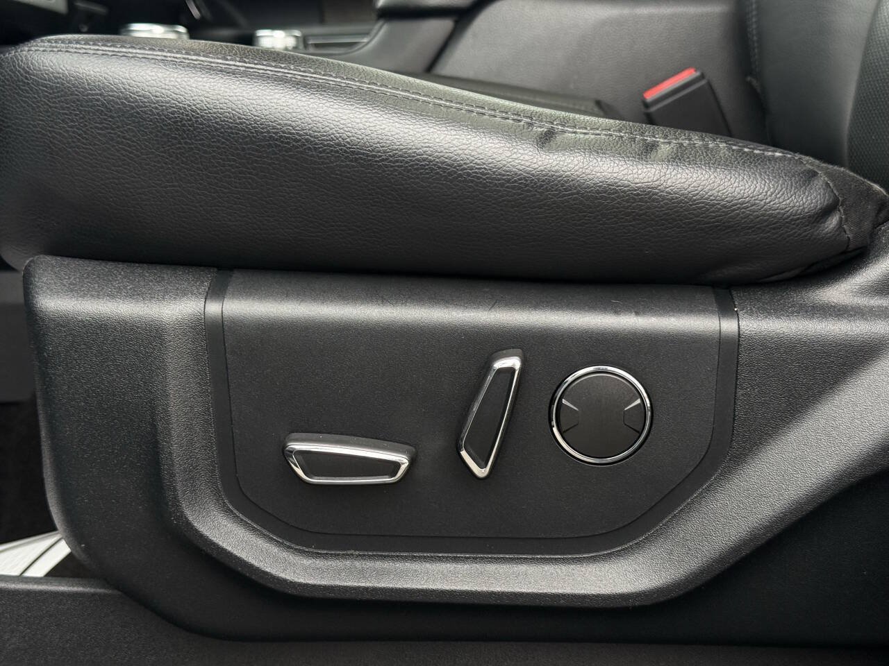 Used 2019 Ford Expedition Limited w/ Equipment Group 302A AWD/4WD image 12