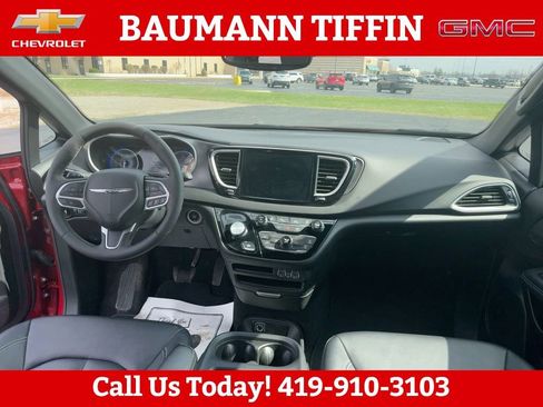 Used 2025 Chrysler Pacifica Select image 20