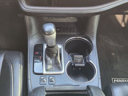 Used 2019 Toyota Highlander XLE FWD image 20