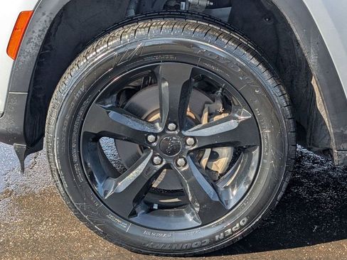 Used 2024 Jeep Grand Cherokee L Altitude AWD/4WD image 14