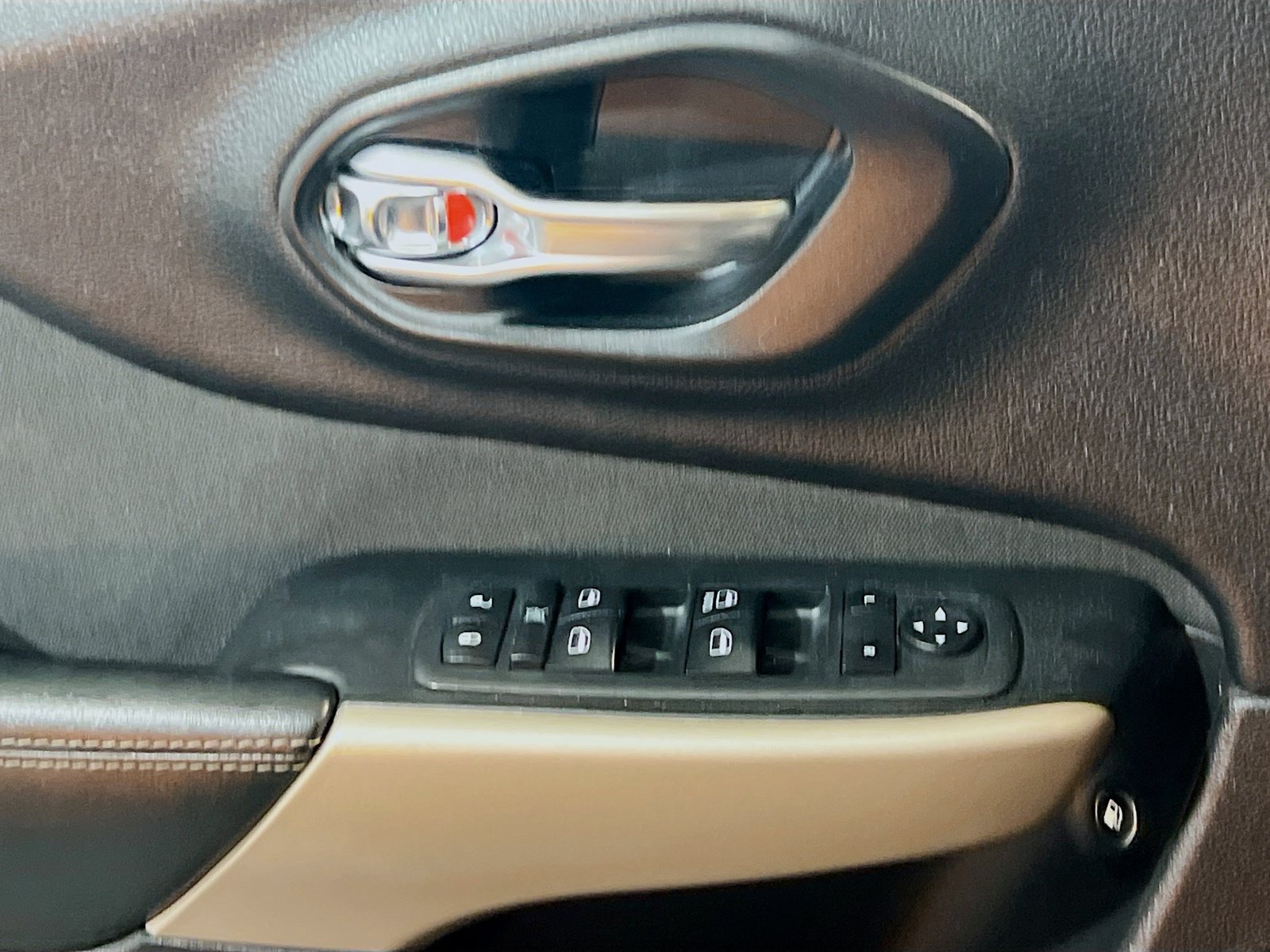 Used 2018 Jeep Cherokee Latitude w/ Altitude Package FWD image 13