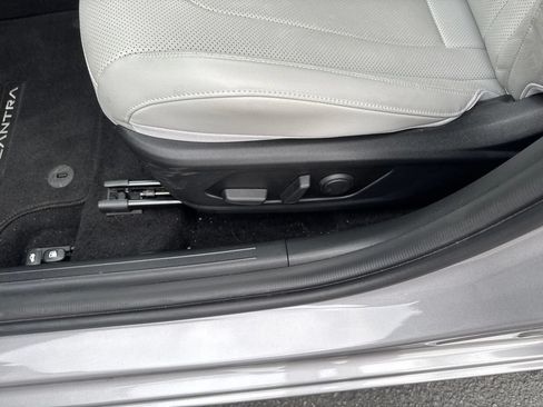 Certified 2025 Hyundai Elantra Limited FWD image 6