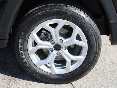 Used 2025 Jeep Compass Latitude image 9