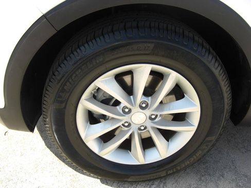 Used 2018 Kia Sorento FWD image 4