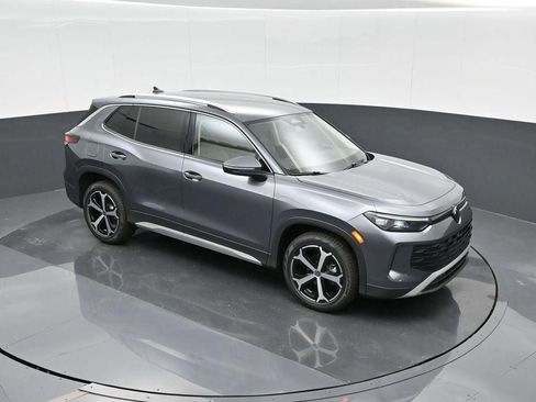 New 2025 Volkswagen Tiguan SE image 22