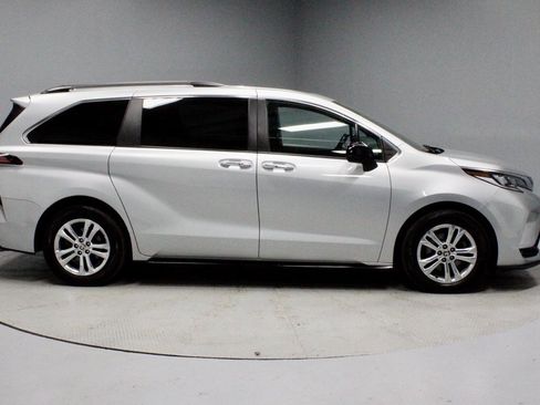 Used 2022 Toyota Sienna XSE image 13