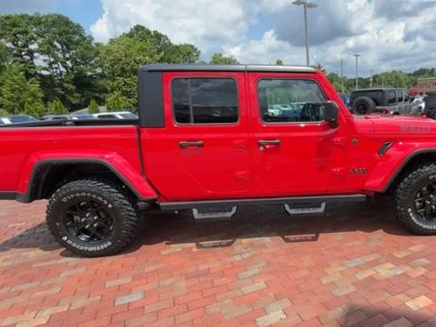 Used 2024 Jeep Gladiator Sport AWD/4WD image 2