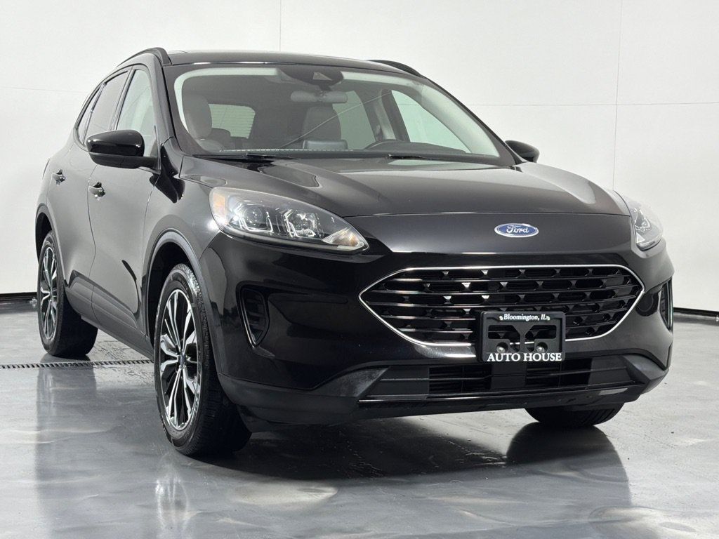 Used 2021 Ford Escape SE w/ SE Sport Appearance Package AWD/4WD image 3