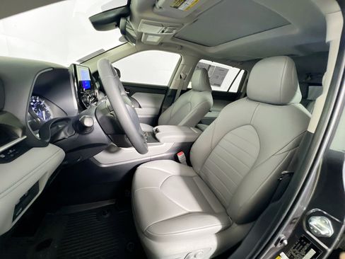 Used 2024 Toyota Highlander XLE FWD image 14