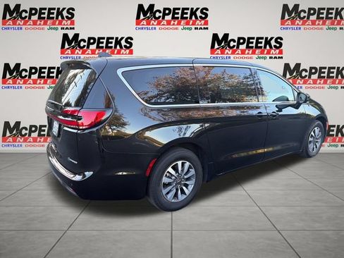 Used 2023 Chrysler Pacifica Touring-L FWD image 5