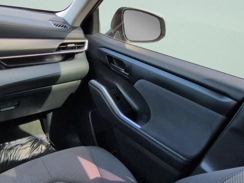 Used 2023 Toyota Highlander LE FWD image 13
