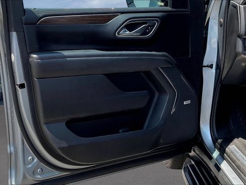 Used 2023 Chevrolet Suburban High Country RWD image 31