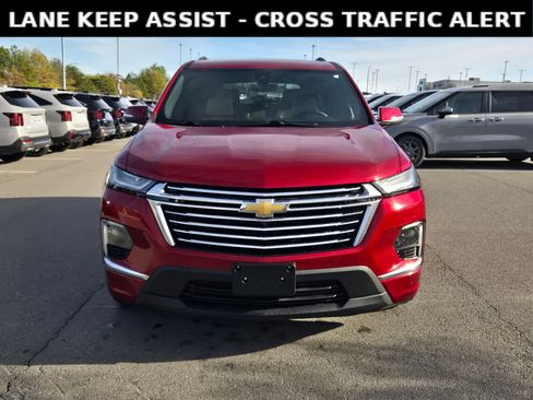 Used 2023 Chevrolet Traverse Premier image 2