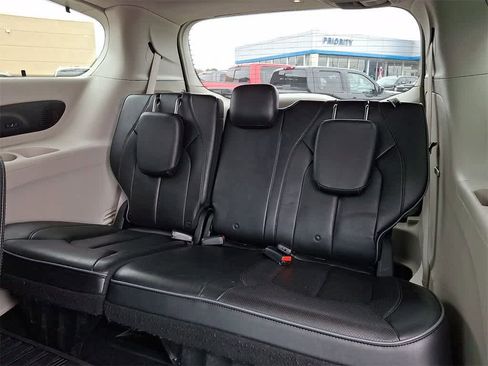 Used 2018 Chrysler Pacifica Limited image 10