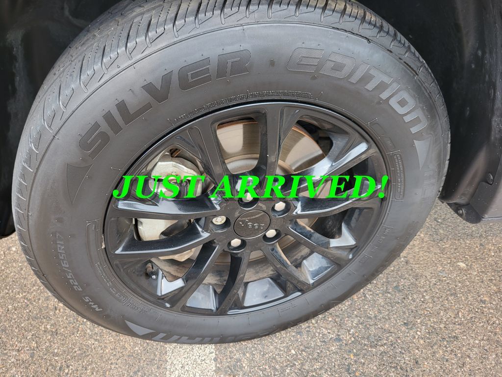 Used 2023 Jeep Cherokee Altitude Lux AWD/4WD image 4