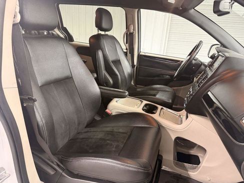 Used 2017 Dodge Grand Caravan SXT image 39