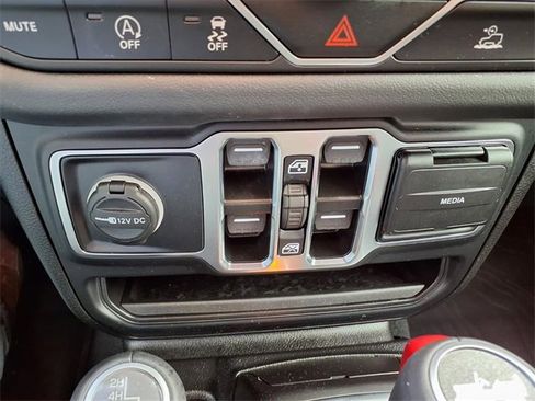 Used 2024 Jeep Wrangler Sahara image 5