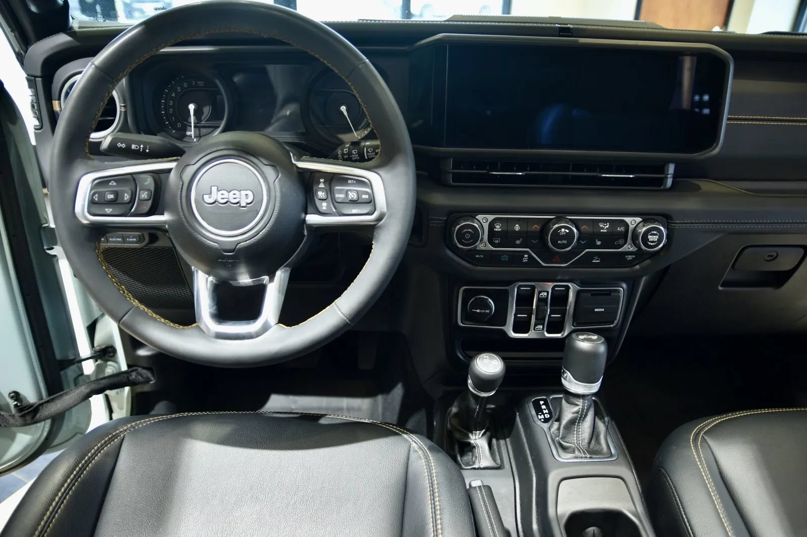 Used 2024 Jeep Wrangler Unlimited Sahara w/ Technology Group AWD/4WD image 14
