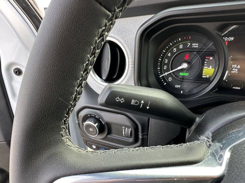 Used 2025 Jeep Wrangler Unlimited Sahara AWD/4WD image 24