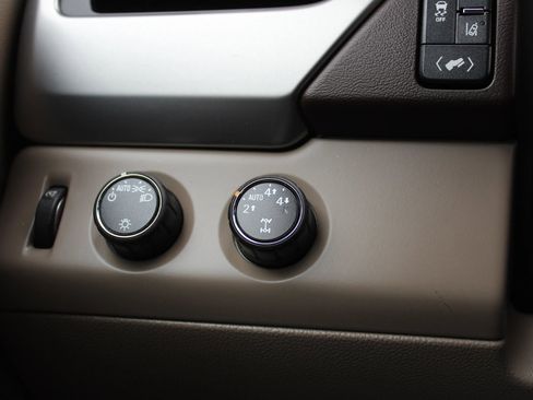 Used 2015 Chevrolet Suburban LT image 30