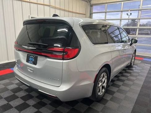 Used 2024 Chrysler Pacifica Limited FWD image 4