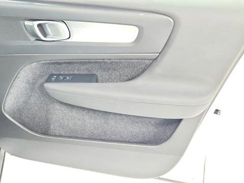 Used 2024 Volvo XC40 B5 Core image 27