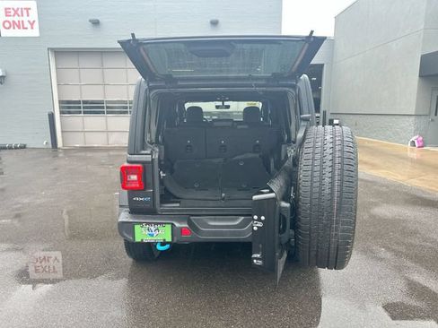 Used 2022 Jeep Wrangler Unlimited Sahara AWD/4WD image 25