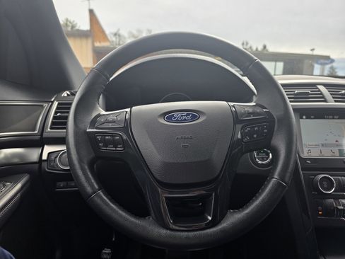 Used 2018 Ford Explorer XLT w/ Equipment Group 202A AWD/4WD image 12