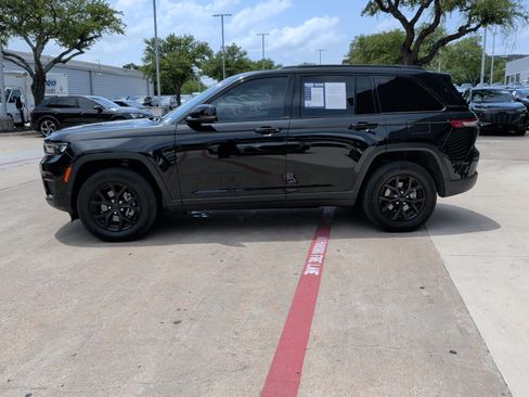 Used 2024 Jeep Grand Cherokee Altitude RWD image 7