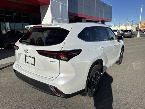 Used 2026 Toyota Highlander XLE image 4