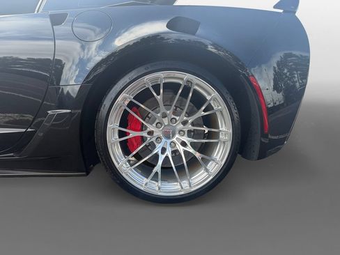 Used 2015 Chevrolet Corvette Z06 w/ 3LZ Preferred Equipment Group RWD image 8