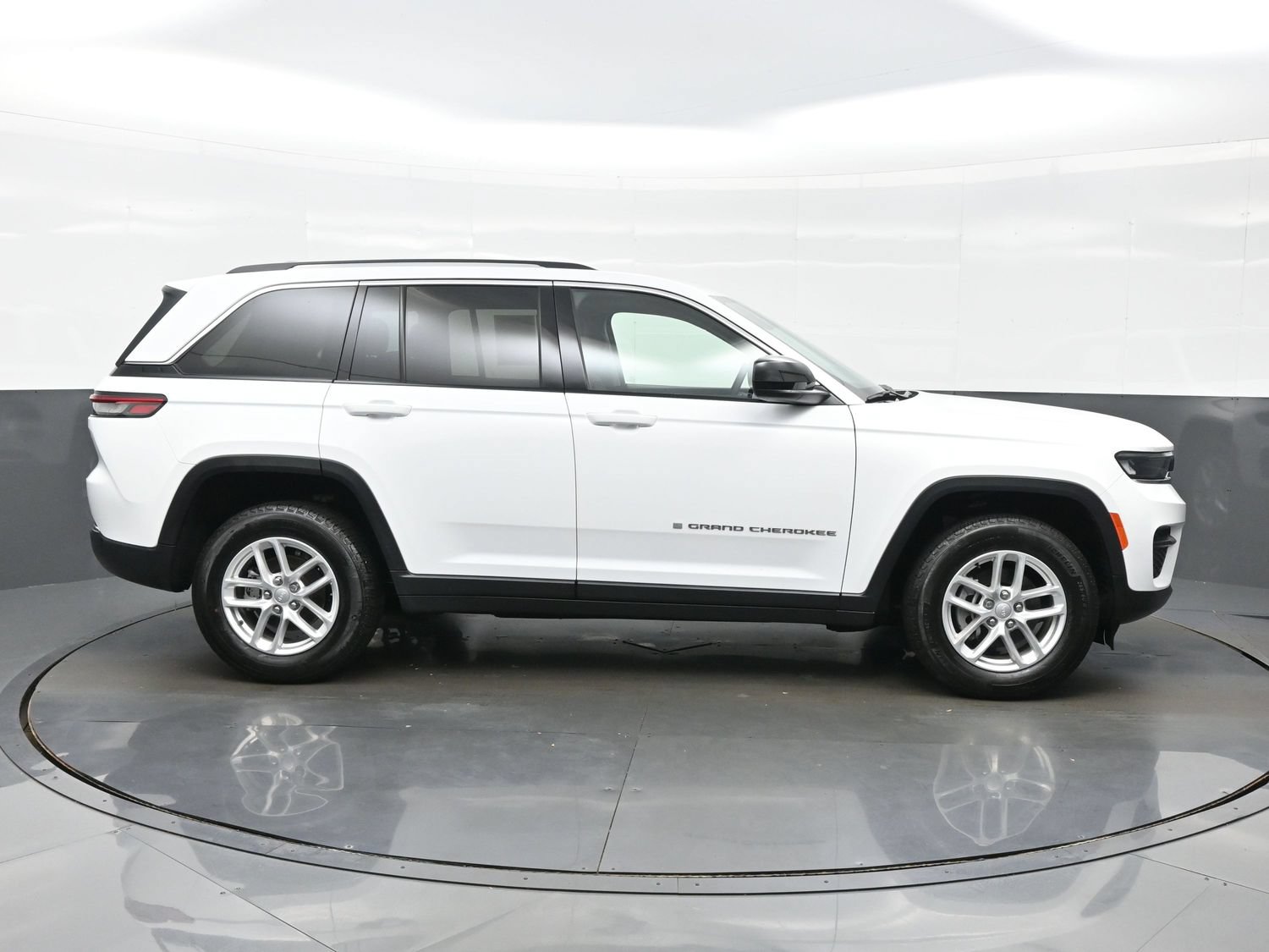 Used 2023 Jeep Grand Cherokee Laredo X AWD/4WD image 7