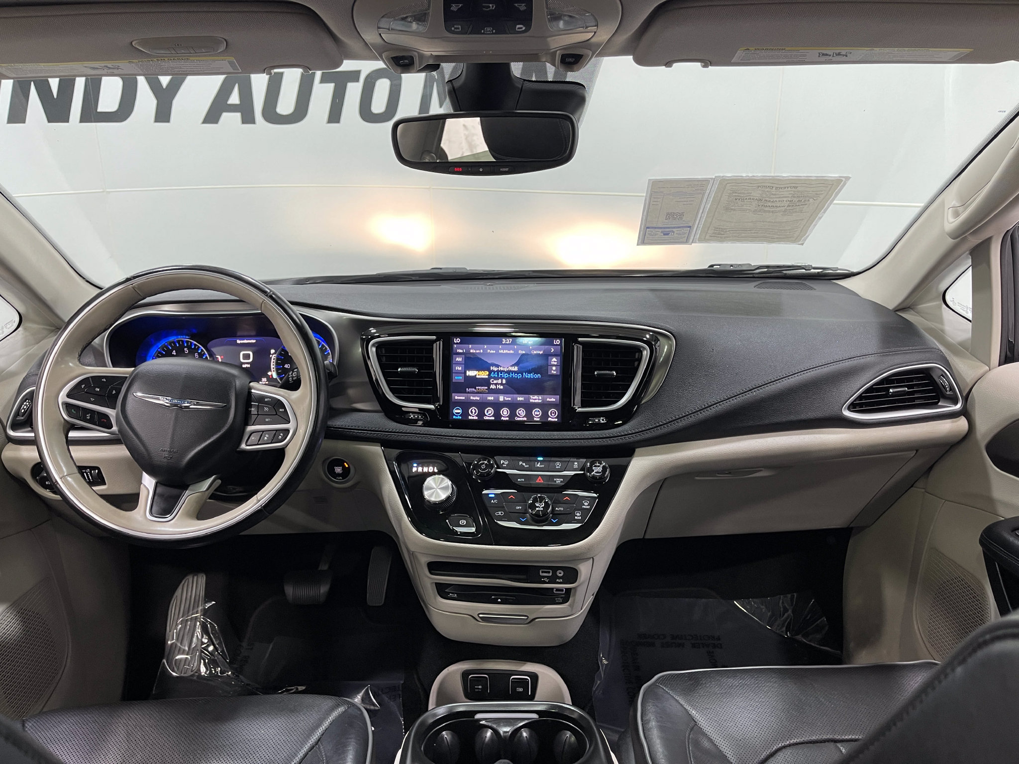 Used 2018 Chrysler Pacifica Limited w/ Tire & Wheel Group FWD image 20