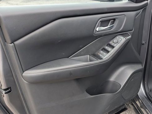 Used 2025 Nissan Rogue SV image 14