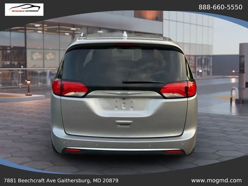 Used 2017 Chrysler Pacifica Touring-L FWD image 11
