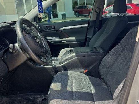 Used 2019 Toyota Highlander LE FWD image 6