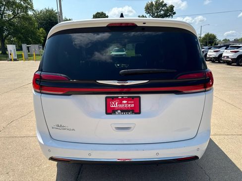 Used 2024 Chrysler Pacifica Touring-L FWD image 4