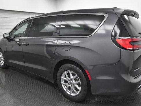 Used 2023 Chrysler Pacifica Touring-L image 5