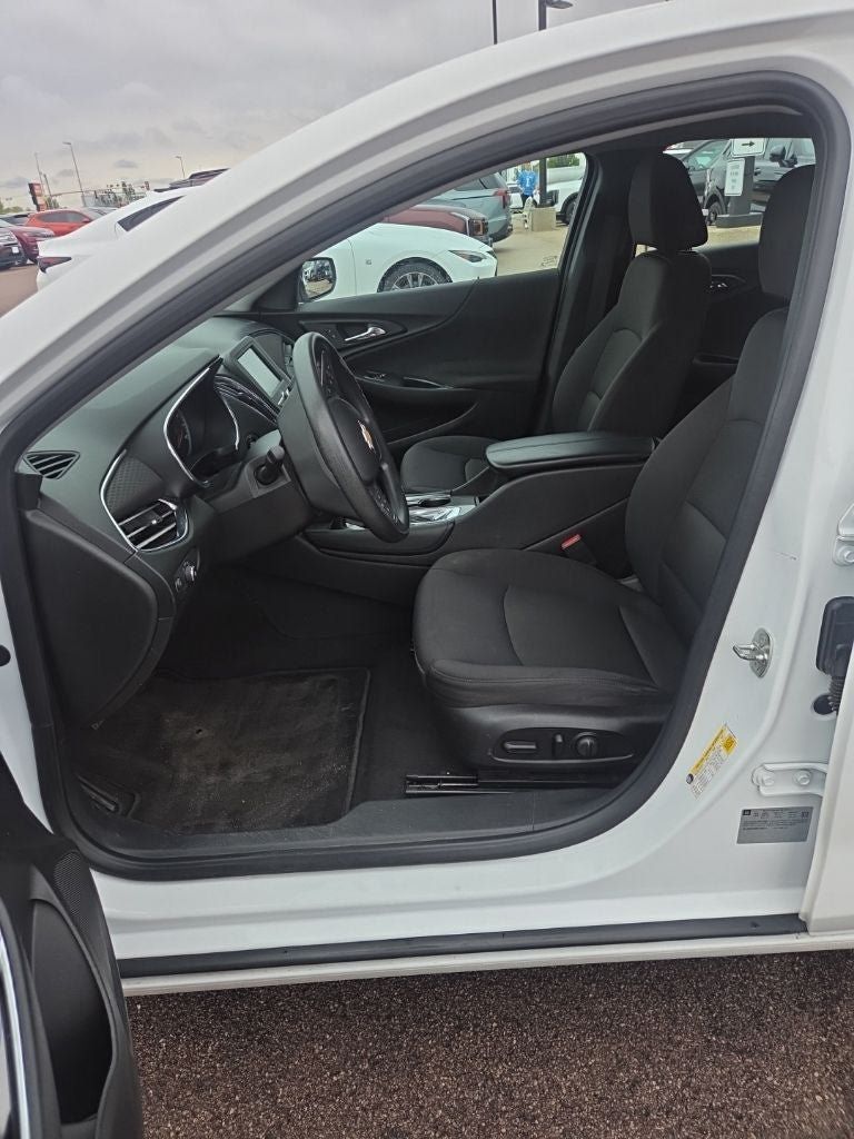 Used 2017 Chevrolet Malibu LT FWD image 12