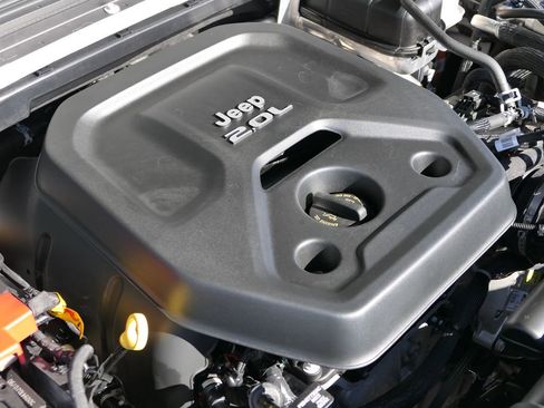 Used 2022 Jeep Wrangler Unlimited Sahara w/ Safety Group image 28