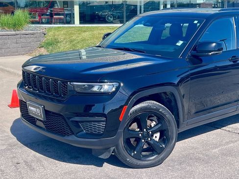 Used 2023 Jeep Grand Cherokee Altitude AWD/4WD image 2