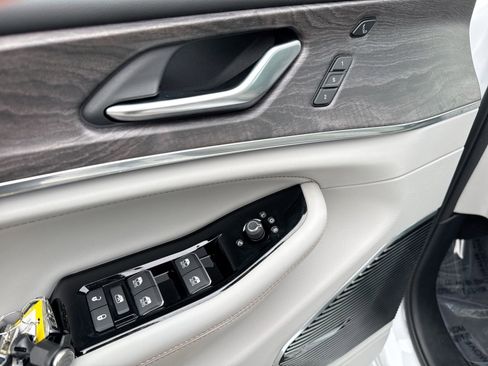 Used 2023 Jeep Grand Cherokee L Overland w/ Advanced Protech Group III image 15