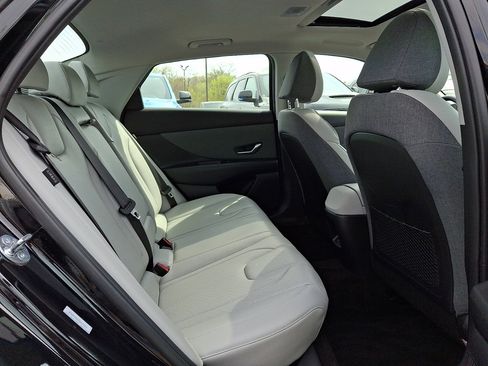 Used 2025 Hyundai Elantra Limited image 15