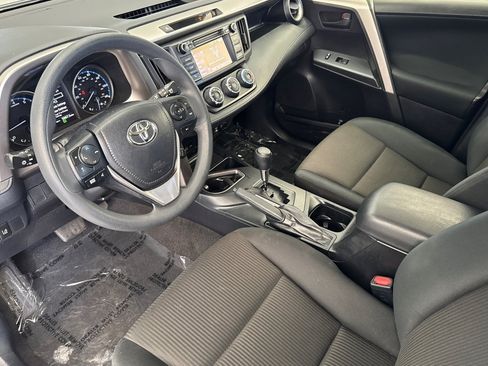 Used 2018 Toyota RAV4 LE FWD image 9